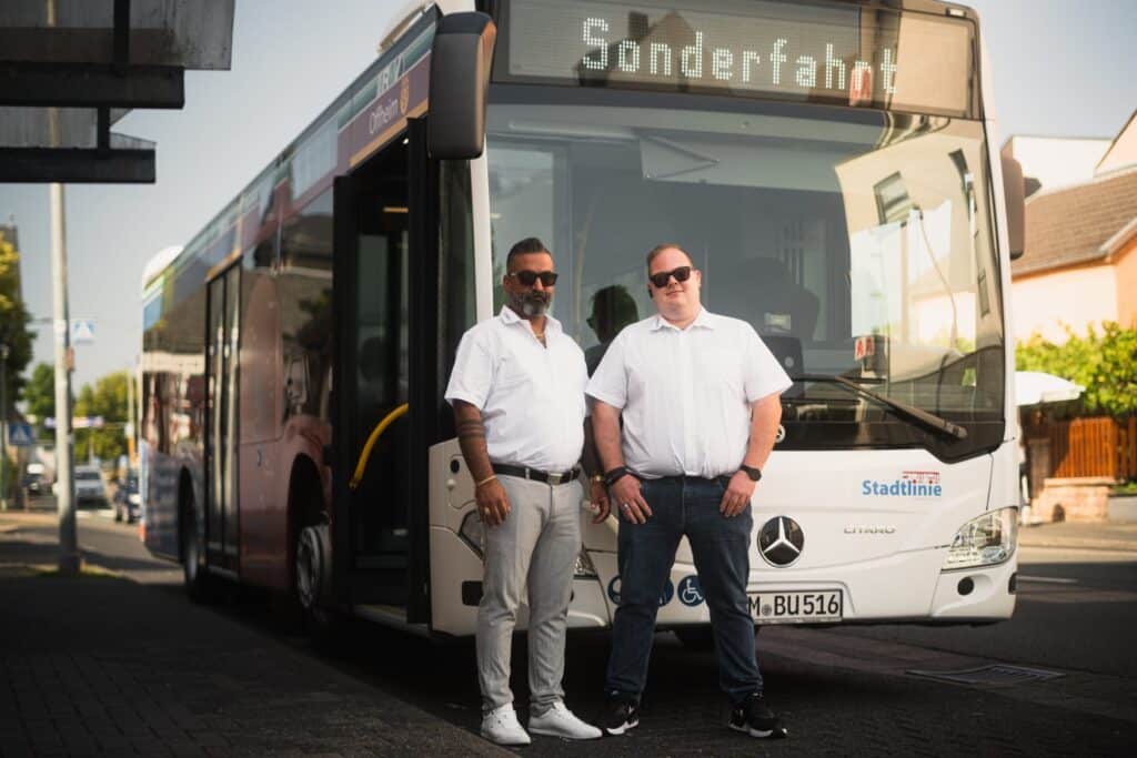 2 Fahrer vor einem Bus Limbus